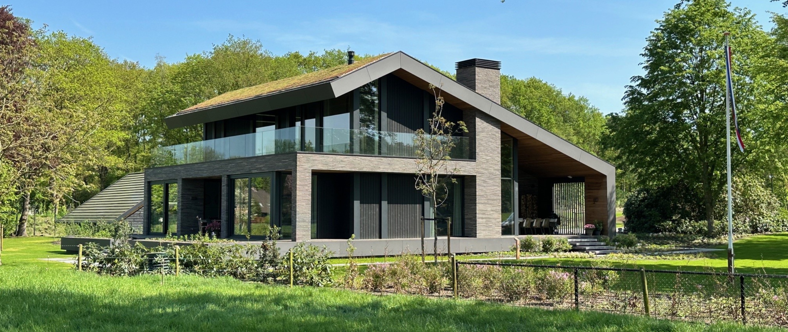 Stijlvolle grote villa met donkere tinten, ontworpen door EVE Architecten en uitgevoerd door Bouwbedrijf Braamhaar