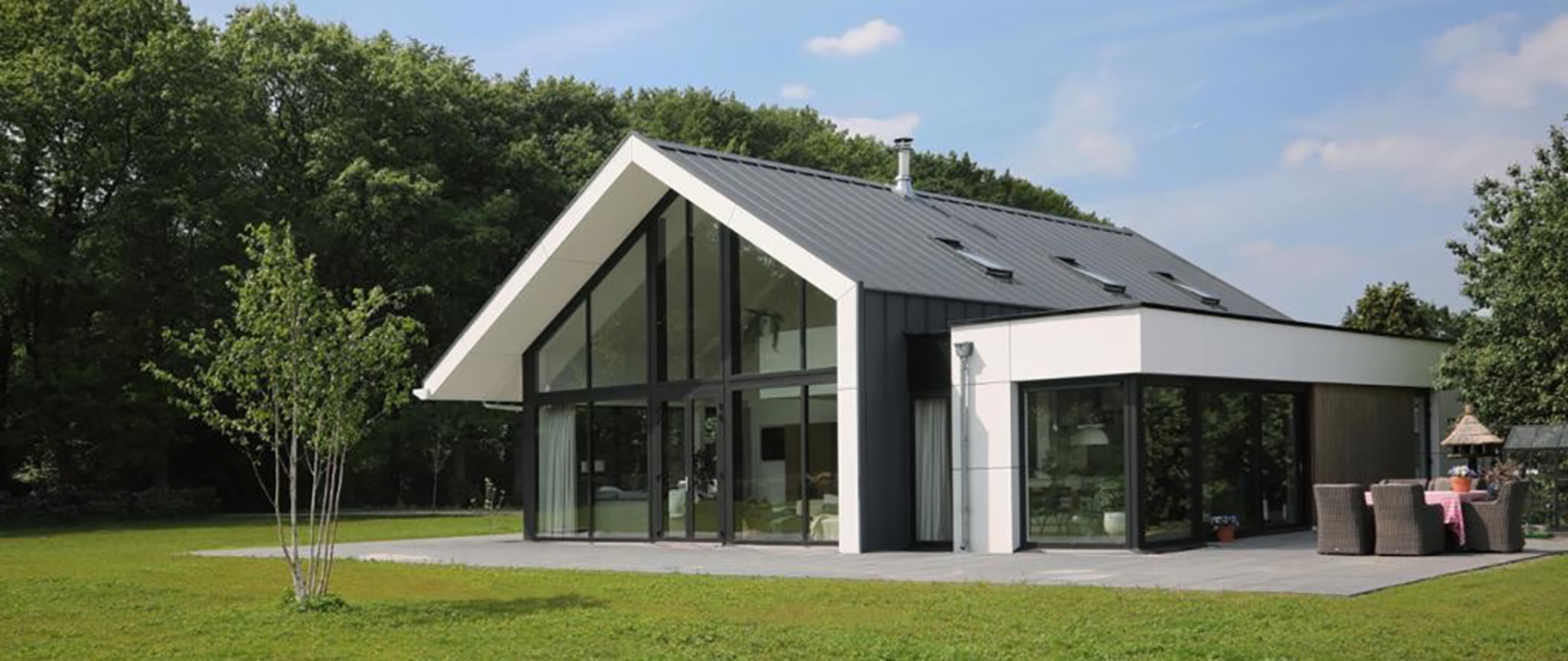 Modern nieuwbouwwoning in Uddel met veel glas aan de voorzijde, gerealiseerd door Bouwbedrijf Braamhaar