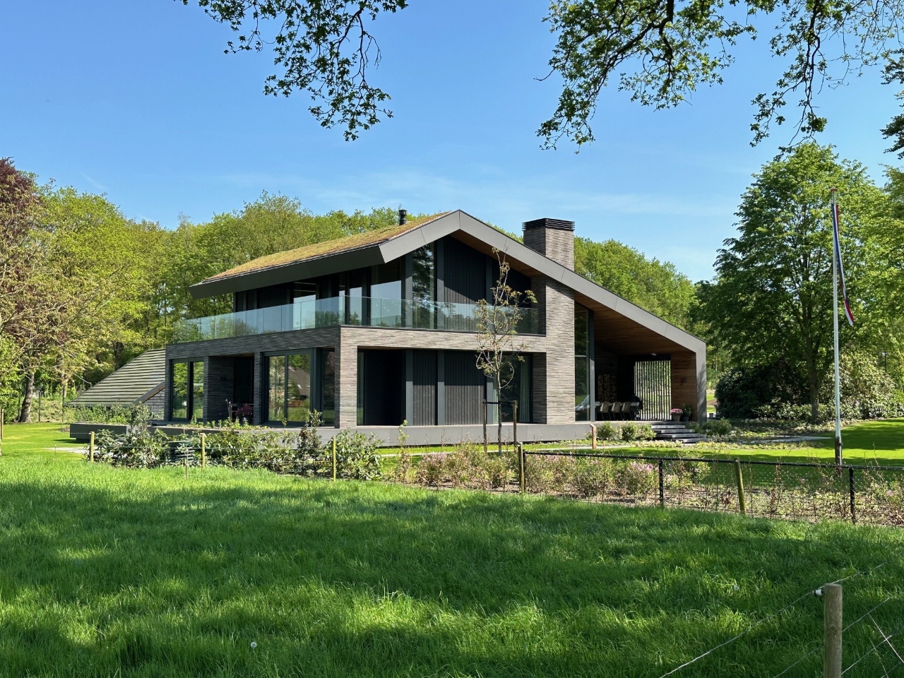 Grote moderne villa in donkere tinten, gerealiseerd door Bouwbedrijf Braamhaar in samenwerking met EVE Architecten.
