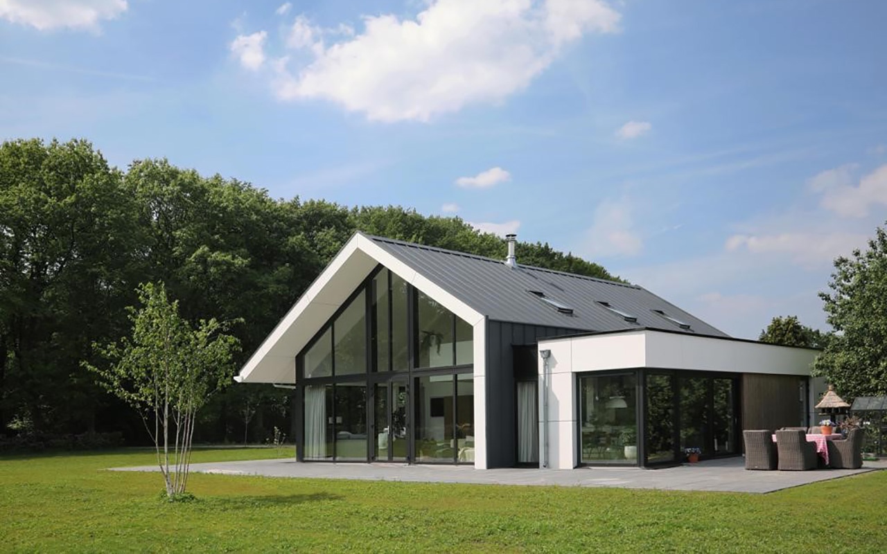 Een voorbeeld van een woning van afstand in de buitenlucht genomen gebouwd door aannemer Almelo, Bouwbedrijf Braamhaar