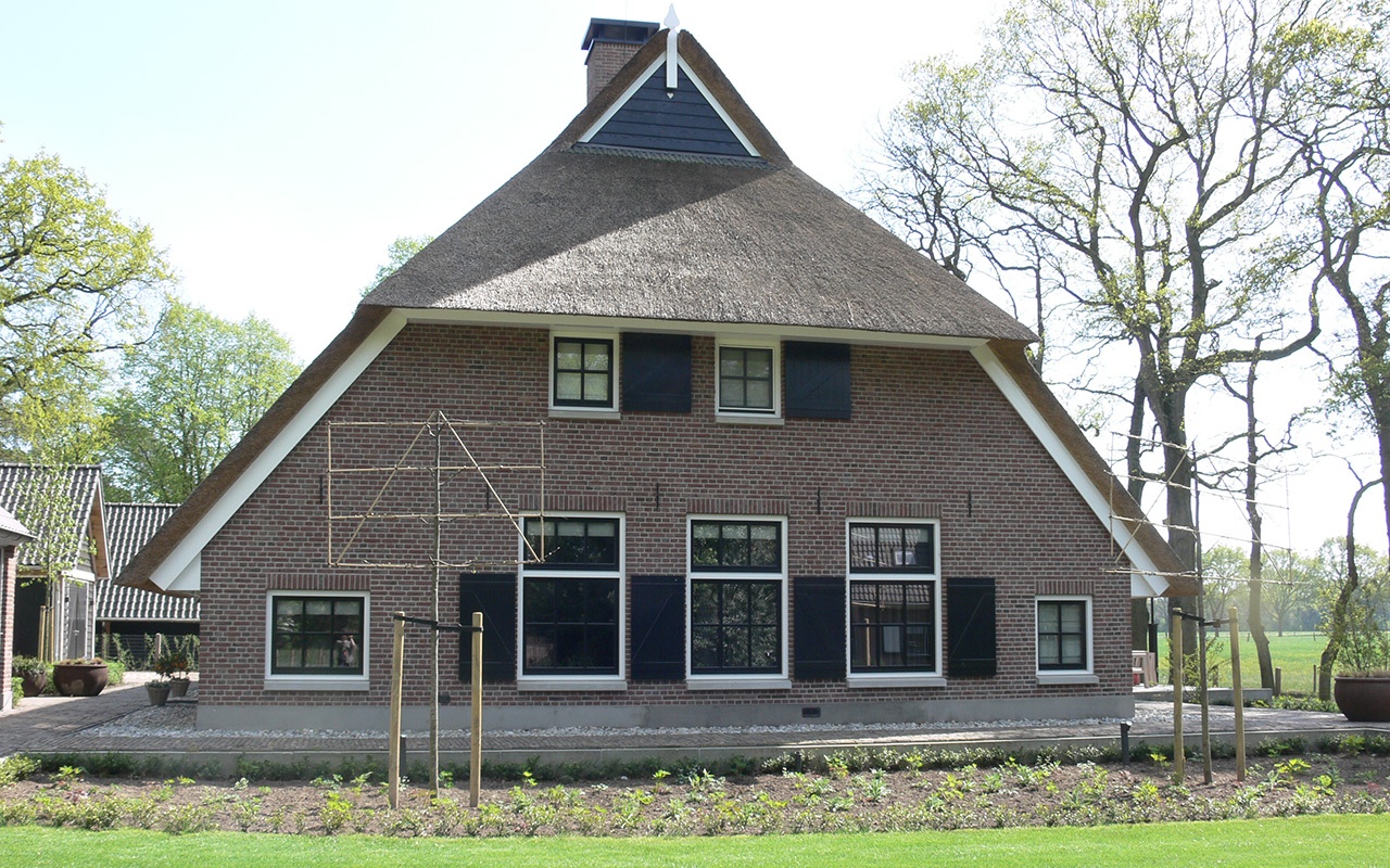 woning met rieten dak en ruime tuin