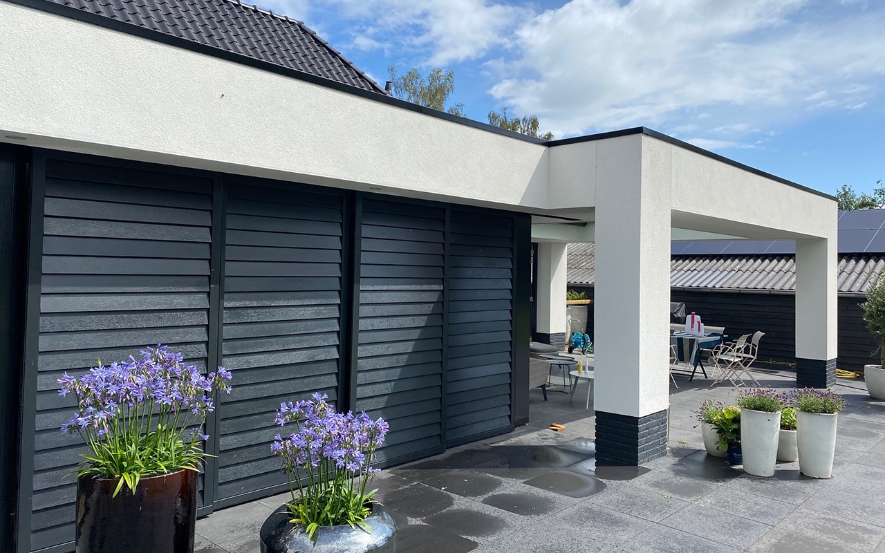 Moderne witte woning met strakke lijnen