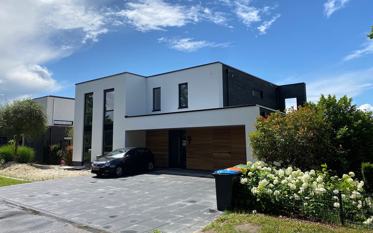 Witte moderne nieuwbouw woonhuis in Almelo.