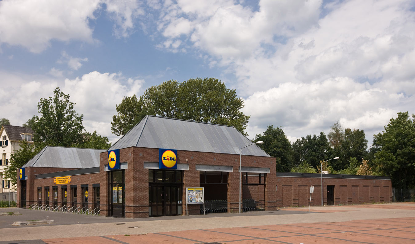 Lidl supermarkt gebouwd door Bouwbedrijf Braamhaar, modern winkelpand met baksteen en metalen dak.