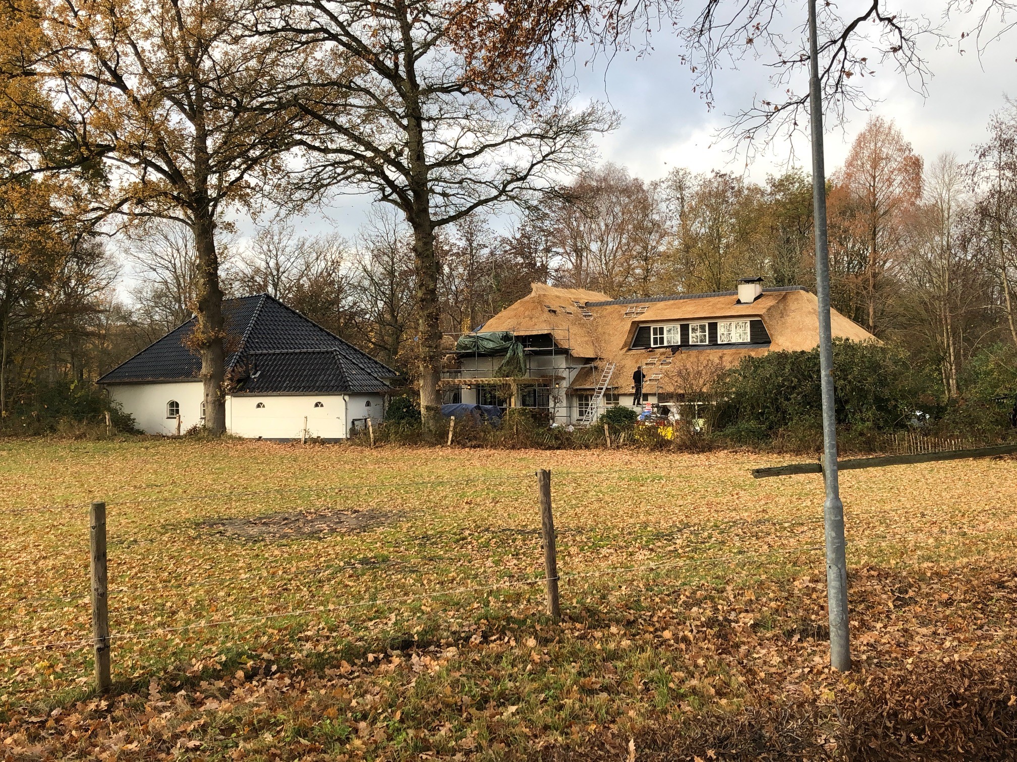 Bouwbedrijf Braamhaar is bezig met een verbouwing aan een boerderij in Hattem.