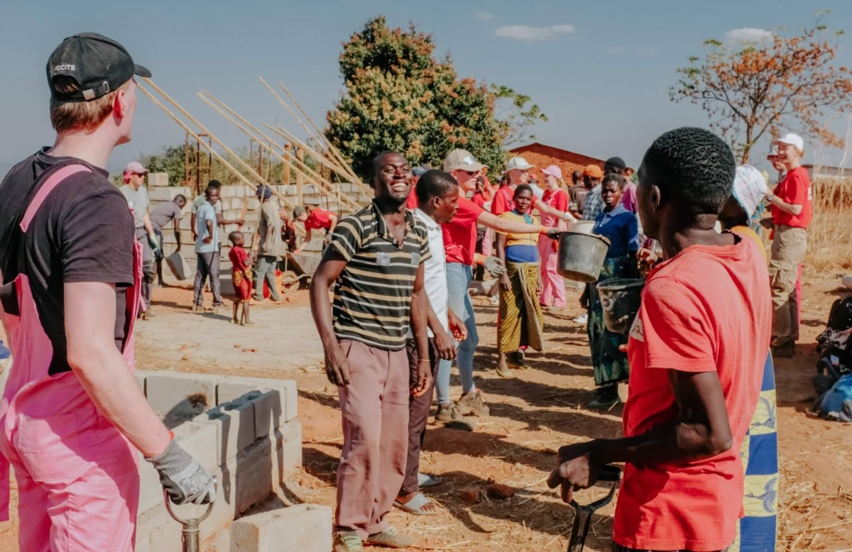 Voorbeeld van mensen die aan het werk zijn voor een project.