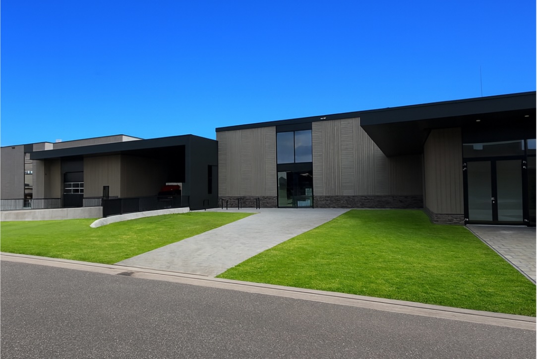 Modern bedrijfspand met duurzame materialen en strakke architectuur, gerealiseerd door Bouwbedrijf Braamhaar voor utiliteitsbouw en bedrijfsruimte.