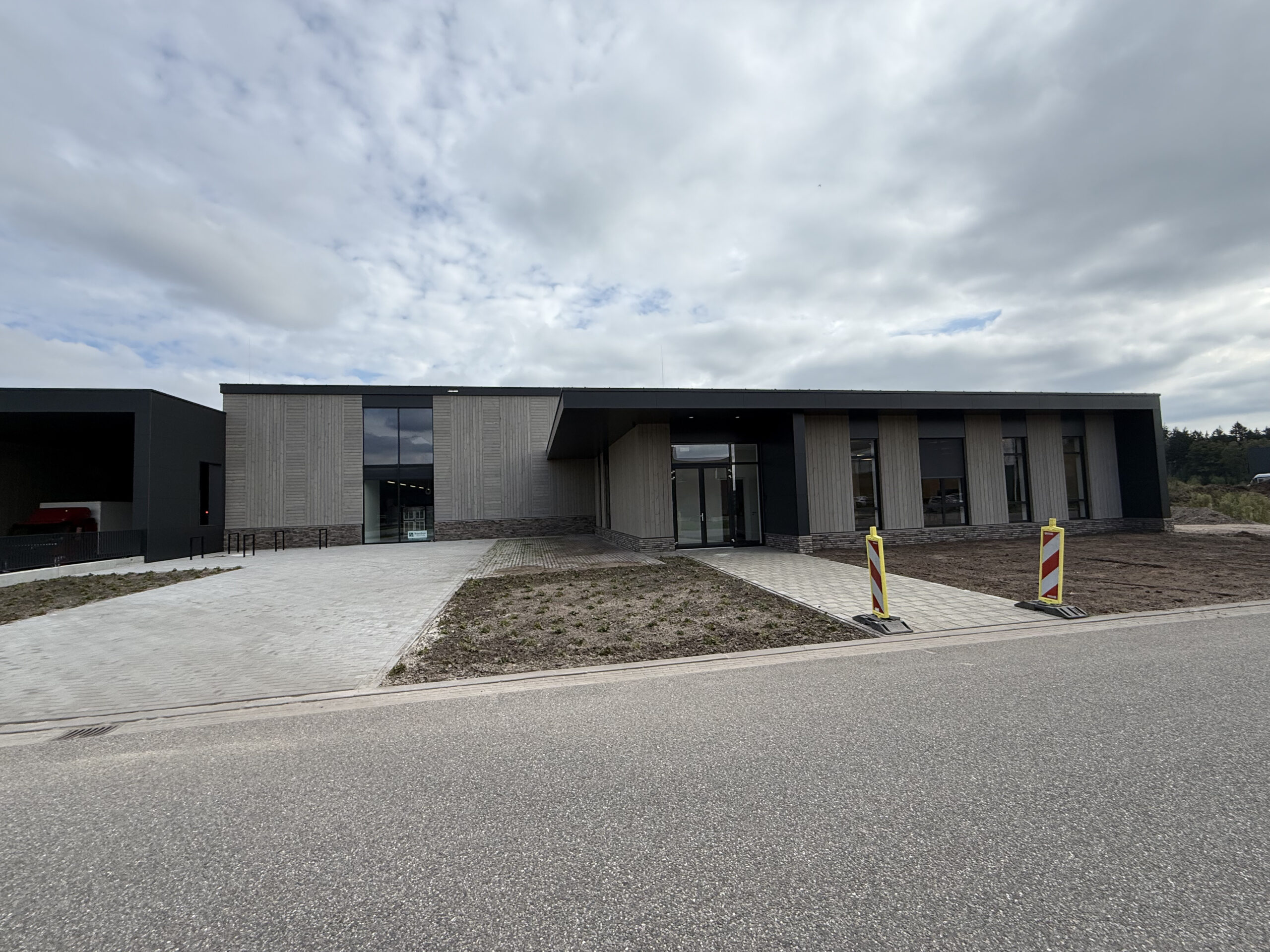 Modern bedrijfspand met duurzame materialen en strakke architectuur, gerealiseerd door Bouwbedrijf Braamhaar voor utiliteitsbouw en bedrijfsruimte.