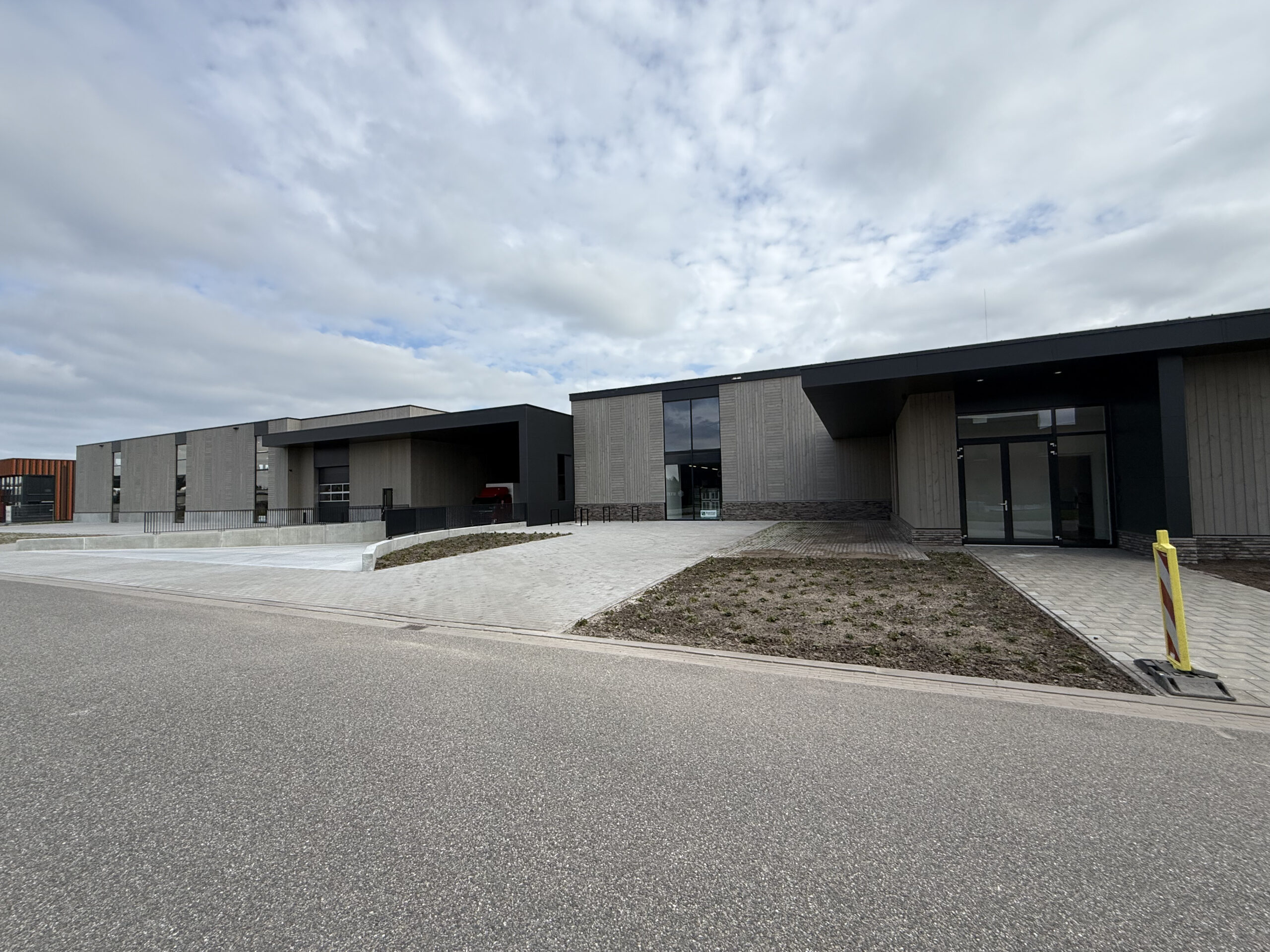 Modern bedrijfspand met duurzame materialen en strakke architectuur, gerealiseerd door Bouwbedrijf Braamhaar voor utiliteitsbouw en bedrijfsruimte.