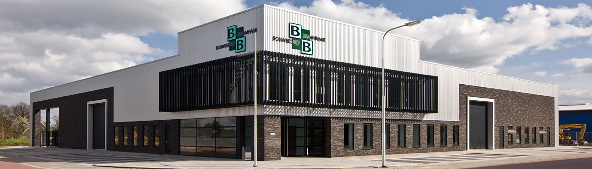 Modern bedrijfspand van Bouwbedrijf Braamhaar met industriële uitstraling, zwarte geveldetails en ruime glaspartijen, geschikt voor utiliteitsbouw en bedrijfshuisvesting.